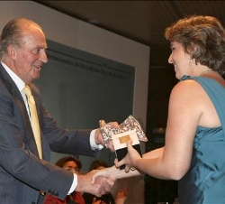 El Rey entrega el premio el apartado de Prensa, concedido al equipo de O Dia, a Elaine Gaglione