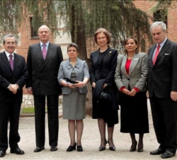 Los Reyes, con la presidenta de CLAPEM, Norma Enríquez, el rector de la Universidad de Alcalá, el defensor del Pueblo y la directora ejecutiva de CLAP