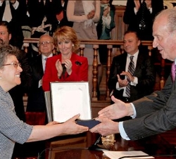 El Rey entrega el galardón a la presidenta de CLAPEM, Norma Enríquez