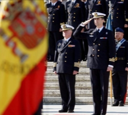 Su Alteza Real el Príncipe de Asturias saluda a la bandera