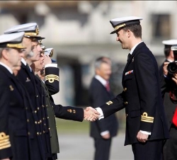 Don Felipe saluda a las autoridades militares a su llegada a las instalaciones de la Escuela Naval Militar de Marín