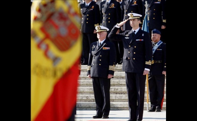Su Alteza Real el Príncipe de Asturias saluda a la bandera