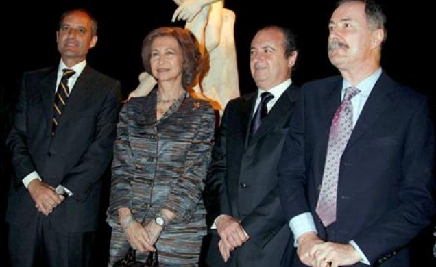 Su Majestad la Reina ante El Discóbolo junto al comisario de la exposición, el presidente de la Generalitat Valenciana y el presidente de la Diputació