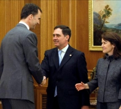 El Príncipe de Asturias recibe el saludo del rector de la Universidad de Sevilla, Joaquín Luque