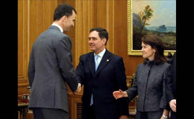 El Príncipe de Asturias recibe el saludo del rector de la Universidad de Sevilla, Joaquín Luque