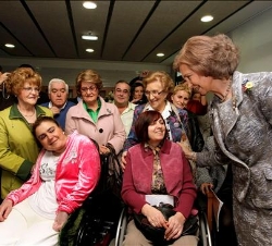 Doña Sofía, con los asistentes a la inauguración de la nueva Residencia de COCEMFE Asturias