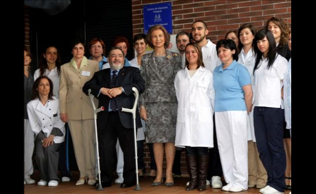 Doña Sofía, con los trabajadores del Centro y el presidente de COCEMFE, Mario García Sánchez