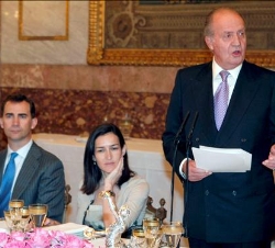 Don Juan Carlos, durante sus palabras, junto a la ministra de Cultura y el Príncipe de Asturias