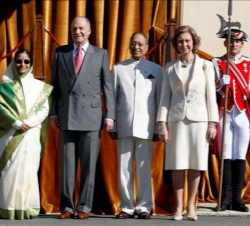 Sus Majestades los Reyes y Sus Excelencias la Presidenta de la República de la India y su esposo