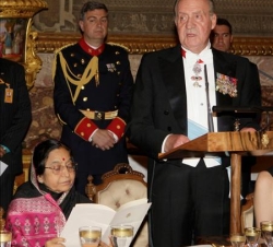 Don Juan Carlos, durante sus palabras en la cena de gala, junto a la Presidenta Patil