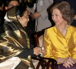 La Reina conversa con la Presidenta Patil, en la recepción ofrecida a Don Juan Carlos y Doña Sofía
