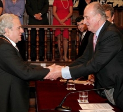 Don Juan Carlos hace entrega del Premio al escritor Juan Marsé