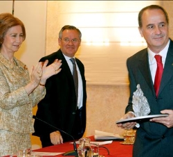Su Majestad entrega el galardón al Dr. Javier Vaquero Martín
