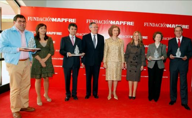 Doña Sofía junto a la ministra de Sanidad y Política Social, Trinidad Jiménez, el presidente de Mapfre, José Manuel Martínez, y los galardonados
