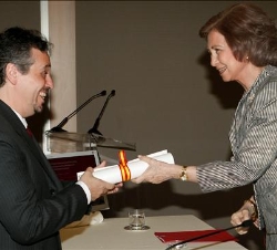 Doña Sofía hace entrega del galardón al director del Museo del Carnaval de Uruguay