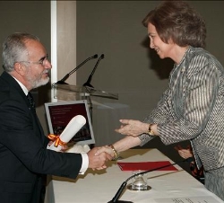 La Reina entrega el premio al director ejecutivo de la Corporación Cultural de la Estación de Mapocho de Chile