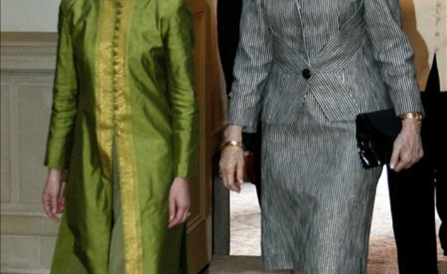 Su Majestad la Reina, con la ministra presidenta del Consejo Nacional de la Cultura y las Artes de Chile, a su llegada al Palacio de Viana