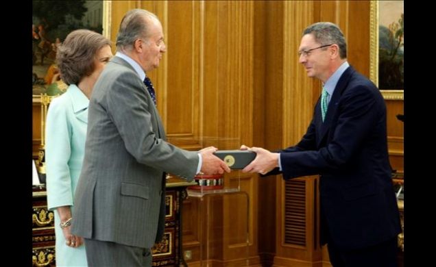 El alcalde de Madrid entrega el dossier de la candidatura olímpica a los Reyes
