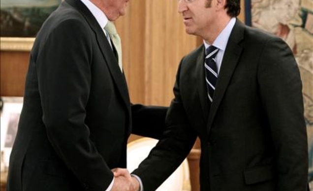 Don Juan Carlos recibe el saludo del presidente de la Xunta de Galicia