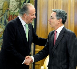 Saludo entre Don Juan Carlos y el Presidente Uribe