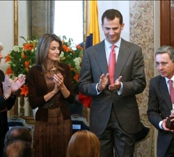 Don Felipe, Doña Letizia y la alcaldesa de Cádiz, Teófila Martínez, aplauden al Presidente Uribe, tras recibir el galardón
