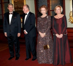 Sus Majestades y el Presidente de Letonia y su esposa, momentos antes de la cena de gala ofrecida por el Presidente de Letonia y su esposa