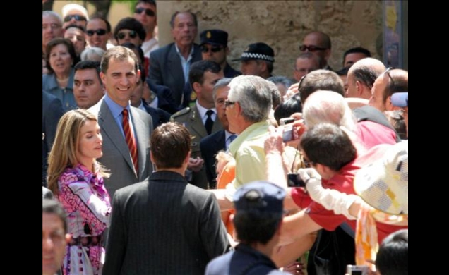 Numeroso público aguardó la llegada de Sus Altezas Reales los Príncipes de Asturias al Palacio de Congresos de Córdoba