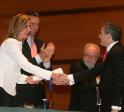 Su Alteza Real entrega el premio a Vicente Vallés