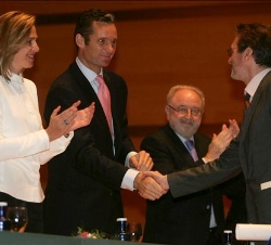 Don Iñaki recibe el saludo de Andreu Missé, premiado en la categoría de Prensa escrita
