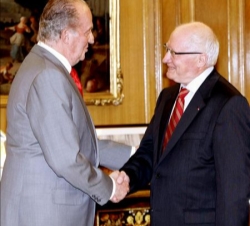 Su Majestad el Rey saluda al Sr. Jean-Paul Costa, presidente del Tribunal Europeo de Derechos Humanos