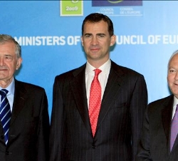 El Príncipe, con el ministro de Asuntos Exteriores y de Cooperación, Miguel Ángel Moratinos, y el secretario general del Consejo de Europa, Terry Davi