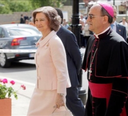 Su Majestad la Reina, a su llegada a la Concatedral de San Pedro, acompañada por el obispo de Salamanca y presidente de la Fundación Las Edades del Ho