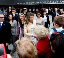 Numeroso público aguardaba la llegada de la Princesa de Asturias al Palacio de Congresos y Auditorio de Navarra