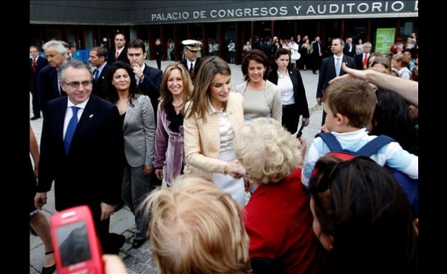 Numeroso público aguardaba la llegada de la Princesa de Asturias al Palacio de Congresos y Auditorio de Navarra