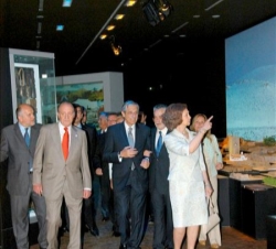 Sus Majestades los Reyes acompañados por la ministra de Sanidad y Política Social, Trinidad Jiménez, el presidente de la Junta de Andalucía, Juan Anto