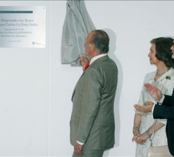 Don JuanCarlos descubre una placa conmemorativa en presencia de Doña Sofía y del presidente de la Junta de Andalucía, Juan Antonio Griñán