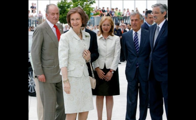 Don Juan Carlos y Doña Sofía a su llegada a la inauguración del Centro Cultural CajaGranada Memoria de Andalucía