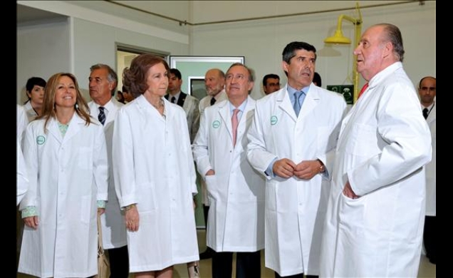 Sus Majestades los Reyes durante la inauguración del nuevo centro de investigación de los laboratorios farmacéuticos Rovi
