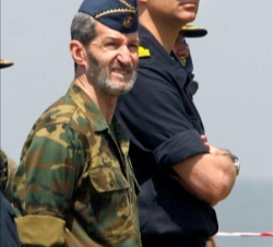Don Felipe, acompañado por el Jefe del Estado Mayor de la Defensa, el general José Julio Rodríguez Fernández, observa el ejercicio
