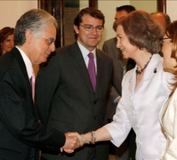 Doña Sofía recibe el saludo de Sam Daley-Harris, en presencia de la secretaria de Estado de Cooperación Internacional y el consejero de Interior y Jus