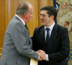 Su Majestad recibe el saludo del lehendakari del Gobierno Vasco, Francisco Javier López