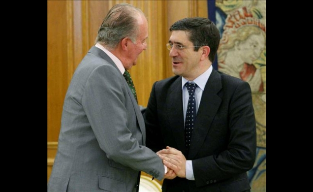 Su Majestad recibe el saludo del lehendakari del Gobierno Vasco, Francisco Javier López