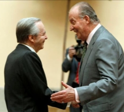 Don Juan Carlos recibe el saludo del presidente de la Fundación Cotec, José Ángel Sánchez Asiaín, momentos antes de la reunión del Patronato