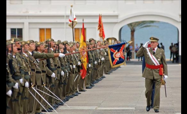 Don Juan Carlos pasa revista a las tropas que rindieron honores
