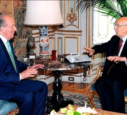 Don Juan Carlos conversa con el Presidente Napolitano