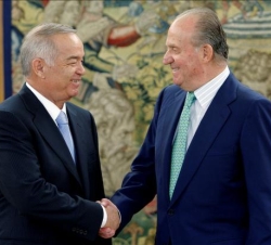 Su Majestad el Rey saluda al Presidente de la República de Uzbekistan