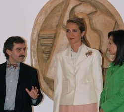 Doña Elena, junto a la ministra de Vivienda, Beatriz Corredor, atiende a las explicaciones del director del Museo, Manuel Borja Villel