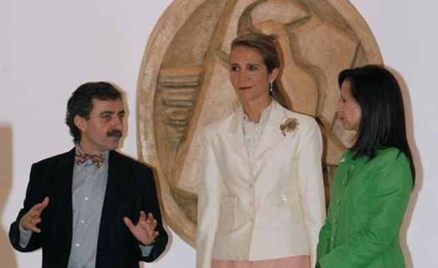 Doña Elena, junto a la ministra de Vivienda, Beatriz Corredor, atiende a las explicaciones del director del Museo, Manuel Borja Villel