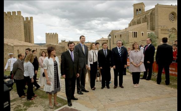 Los Príncipes de Asturias durante su visita al conjunto monumental del Cerco de Artajona