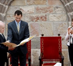 Don Felipe, junto a la princesa de Asturias, hace entrega al músico y compositor Agustín González Acil, del Premio Príncipe de Viana de la Cultura 200